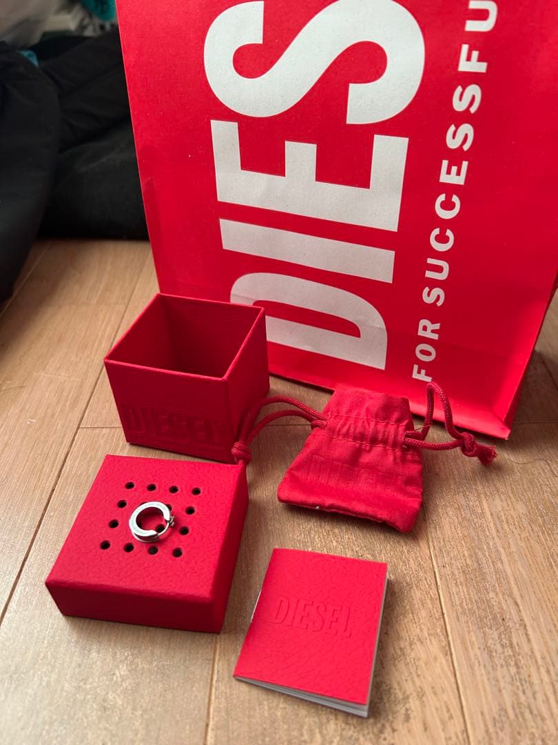 新品未使用 DIESEL シルバー ピアス(片耳用) 専用ケース付き