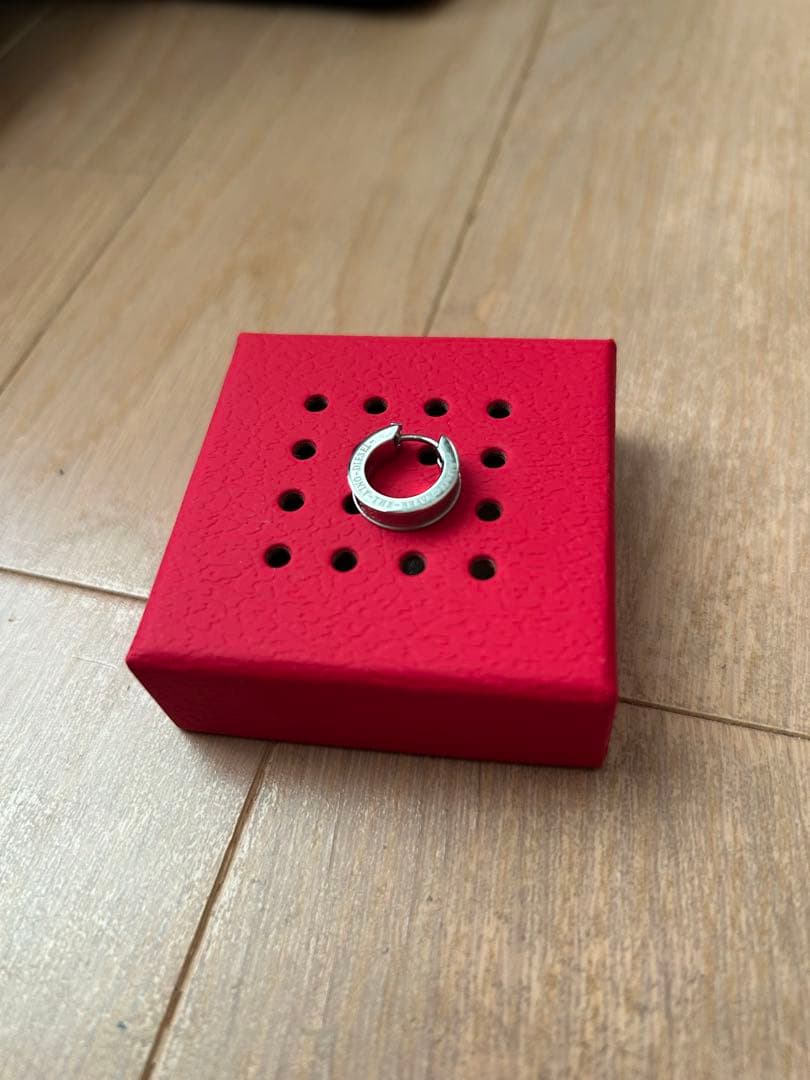 新品未使用 DIESEL シルバー ピアス(片耳用) 専用ケース付き