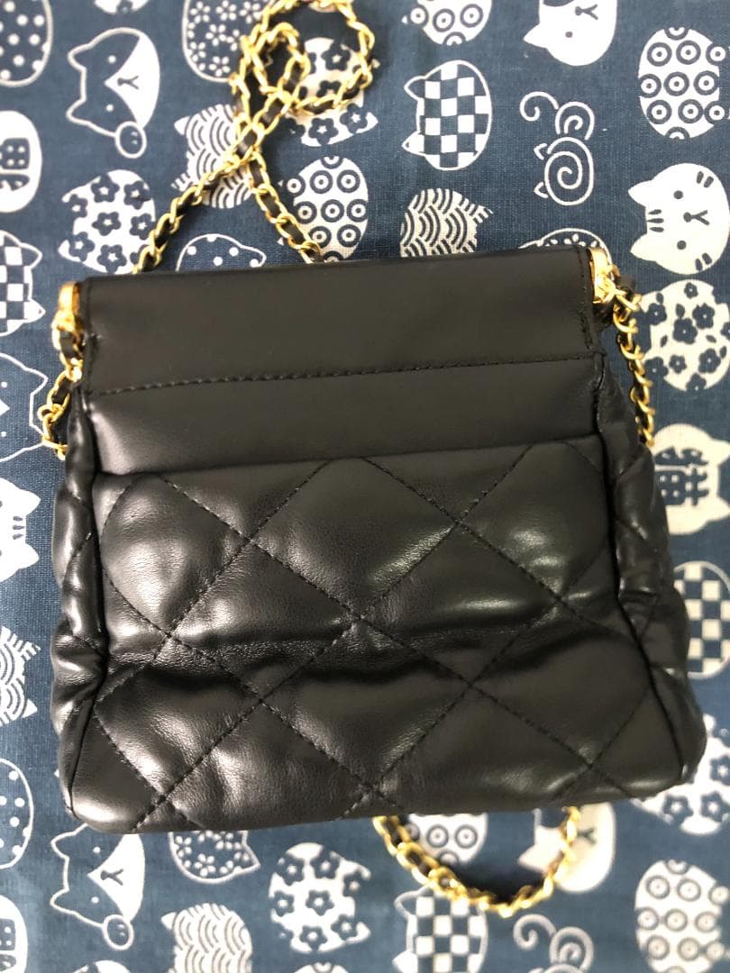 ショルダーバッグ　ノベルティ　ブラック　ブラック　ロゴ多い　バッグ