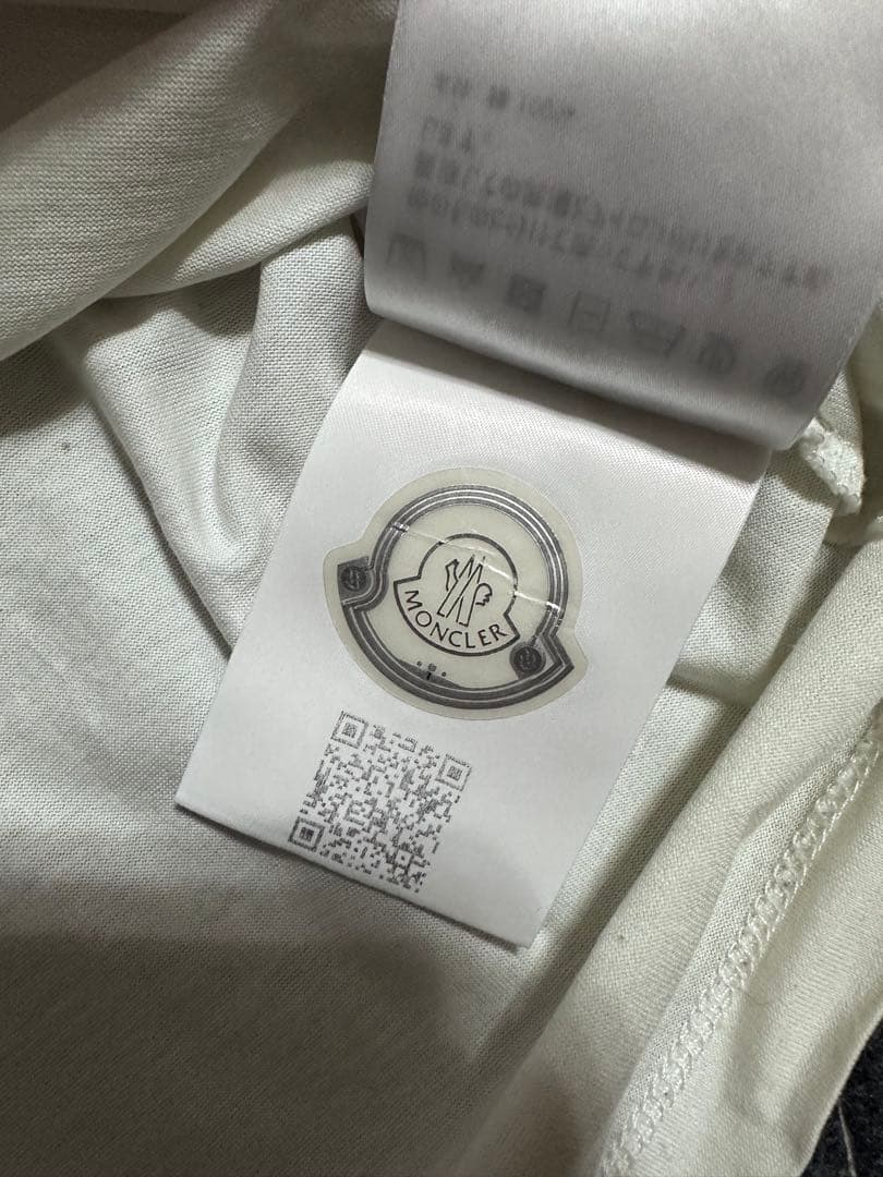 MONCLER ホワイト Tシャツ エンブレム付き