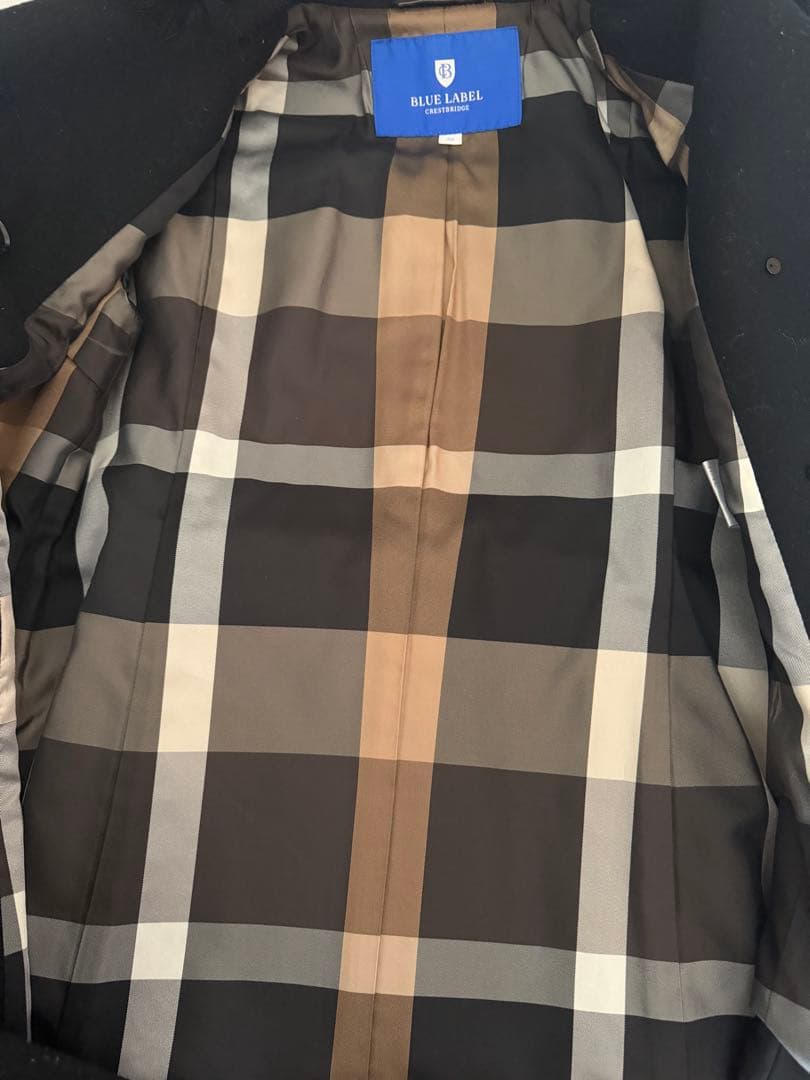 バーバリーブルーレーベルファー襟付き黒ウールコート