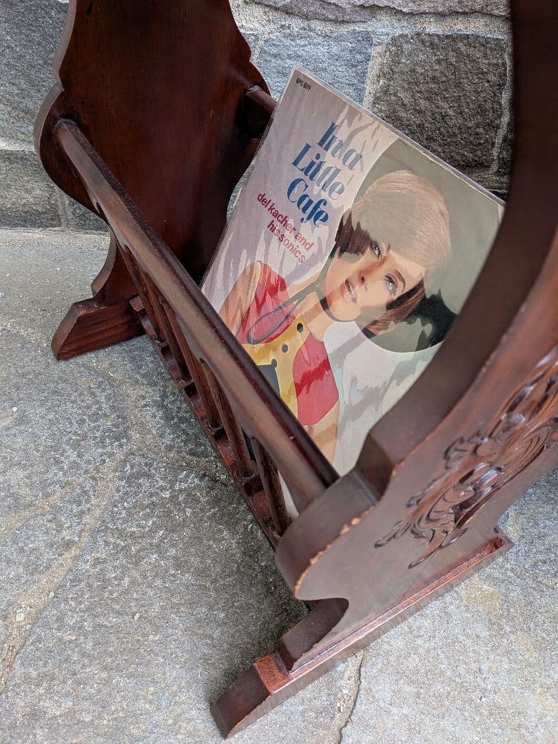 AI商品です。ミッドセンチュリー楕円形テーブル マガジンラックつき