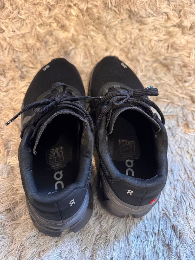On cloud monster ブラック スニーカー