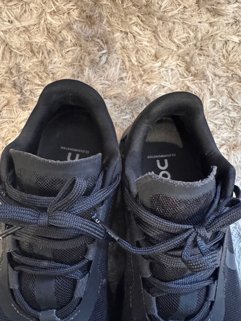 On cloud monster ブラック スニーカー