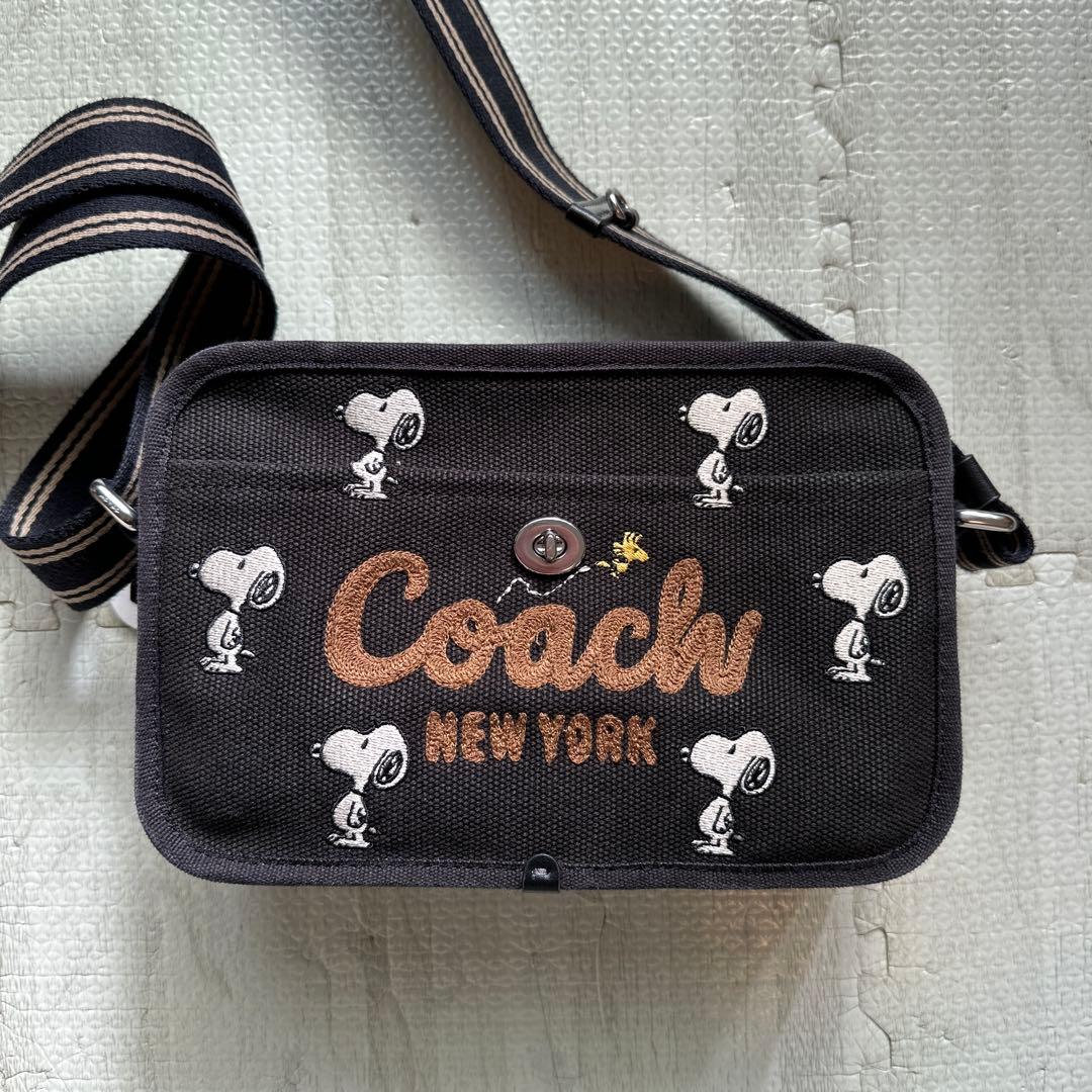 coach SNOOPYコラボ　カメラショルダーバッグ⭐︎