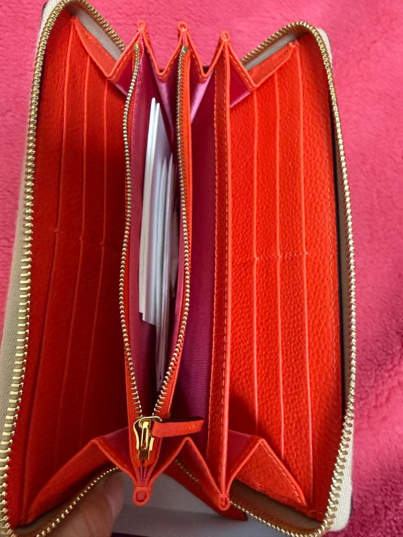 ベージュ レザー ジッパー式長財布 定价93500円