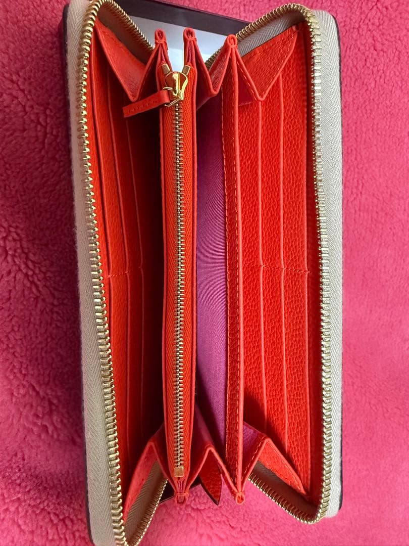 ベージュ レザー ジッパー式長財布 定价93500円