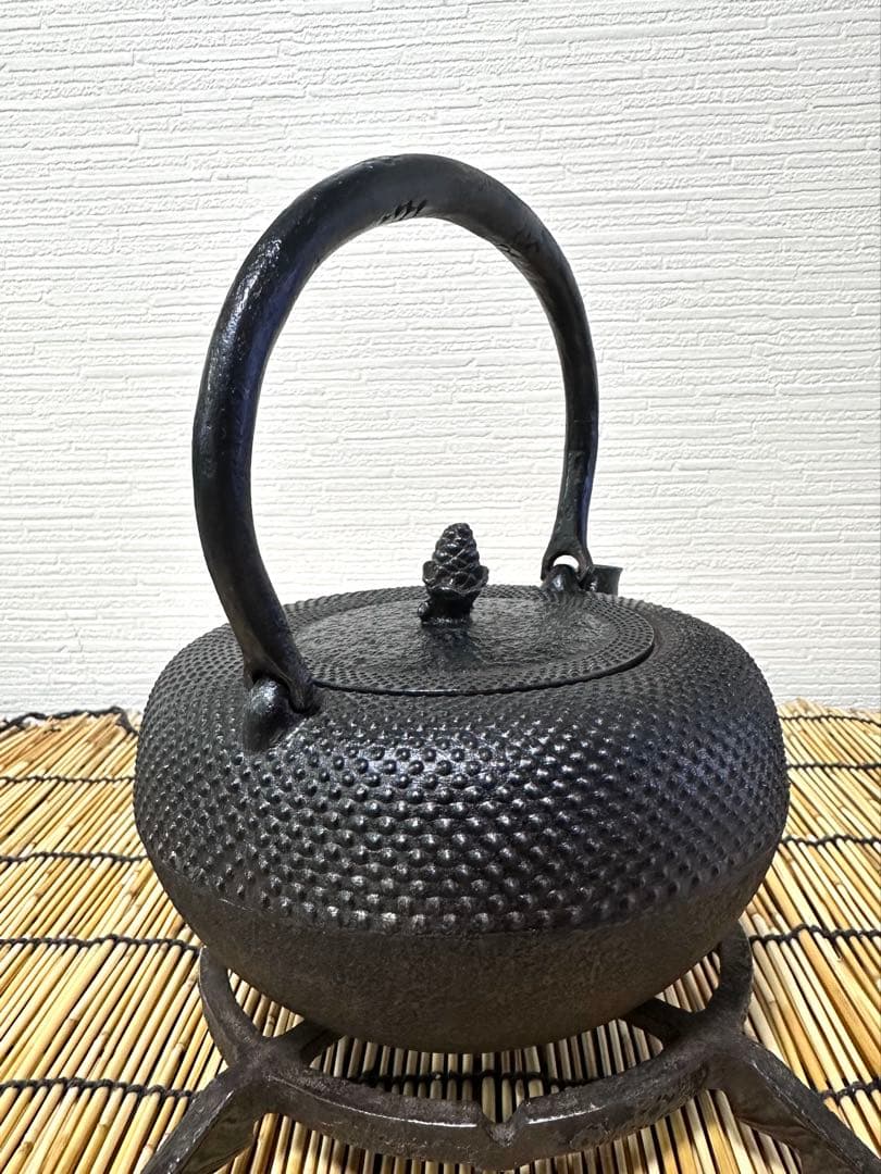 ＵＳＥＤ品 南部岩鋳造 １０型 丸平アラレ 南部鉄瓶　南部鉄器 鉄瓶