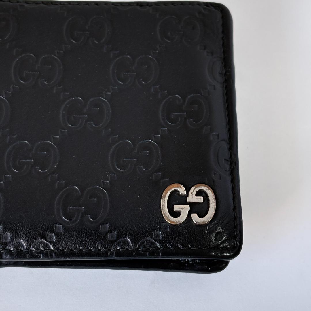 GUCCIのブラックレザー二つ折り財布、GGパターンデザイン