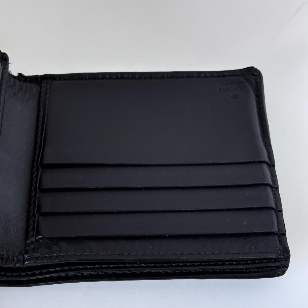 GUCCIのブラックレザー二つ折り財布、GGパターンデザイン