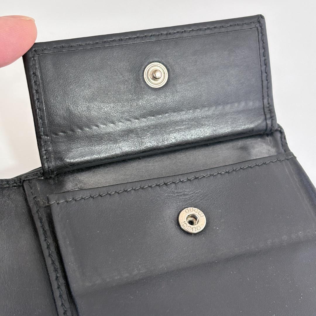 GUCCIのブラックレザー二つ折り財布、GGパターンデザイン