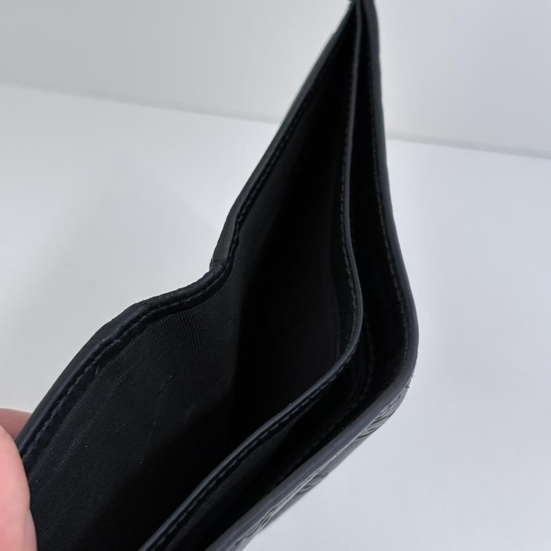 GUCCIのブラックレザー二つ折り財布、GGパターンデザイン