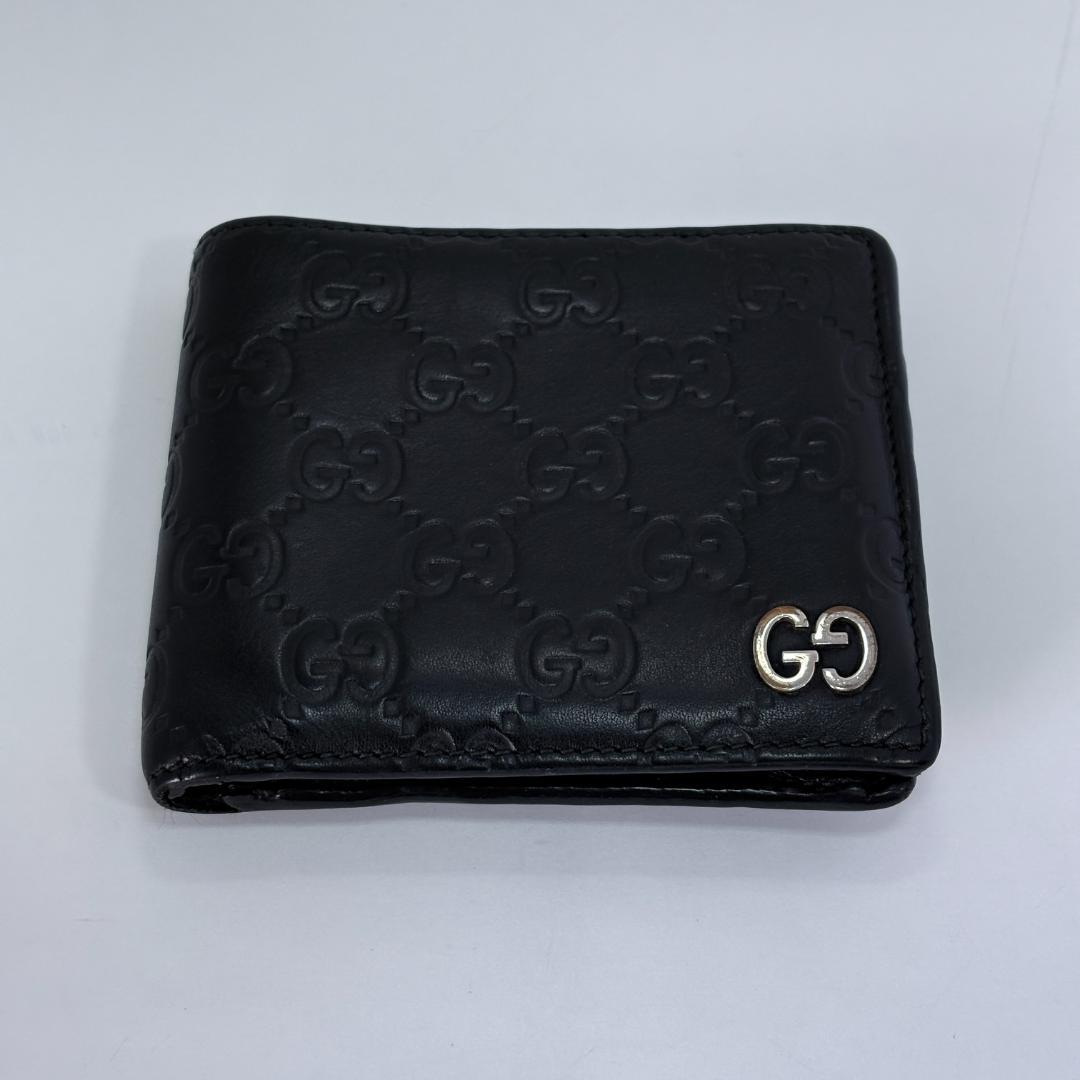 GUCCIのブラックレザー二つ折り財布、GGパターンデザイン
