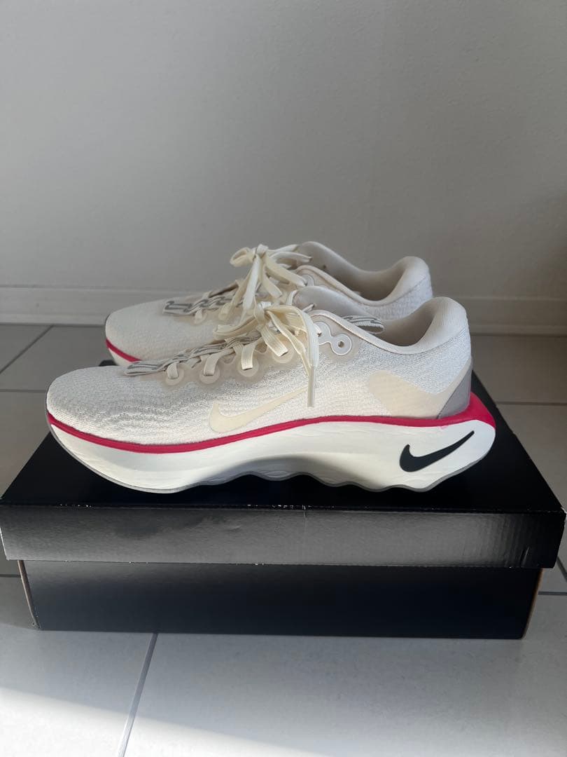 NIKEナイキ モティバ25cm/ウィメンズ ウォーキングシューズ