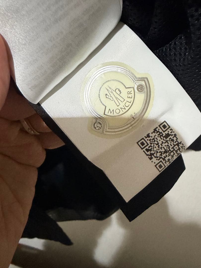 モンクレール　フード付き黒ジャケット