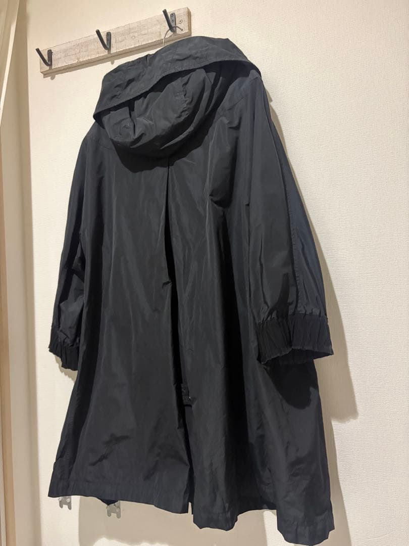 モンクレール　フード付き黒ジャケット