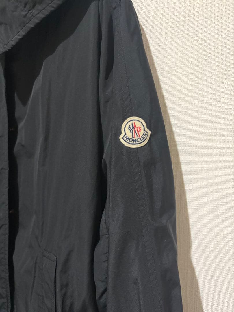 モンクレール　フード付き黒ジャケット