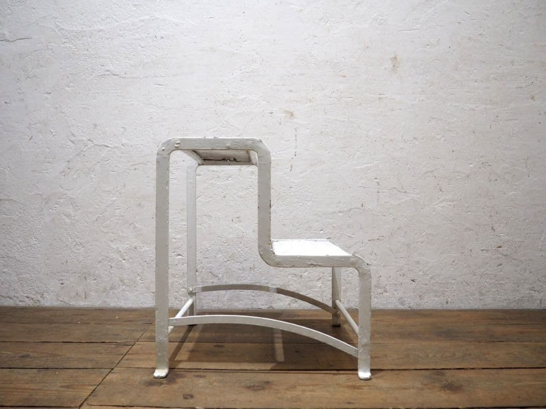 1137 ヴィンテージ　古い鉄の踏み台　ステップ　飾り棚　レトロ　アイアン　階段