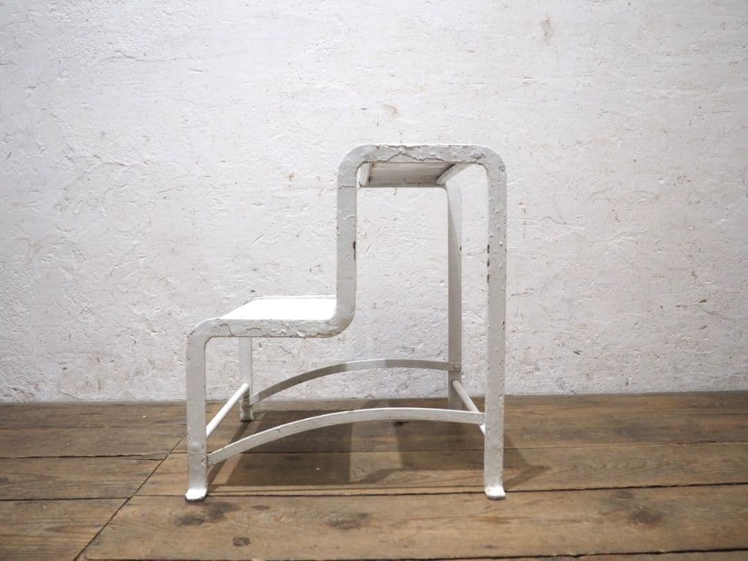 1137 ヴィンテージ　古い鉄の踏み台　ステップ　飾り棚　レトロ　アイアン　階段