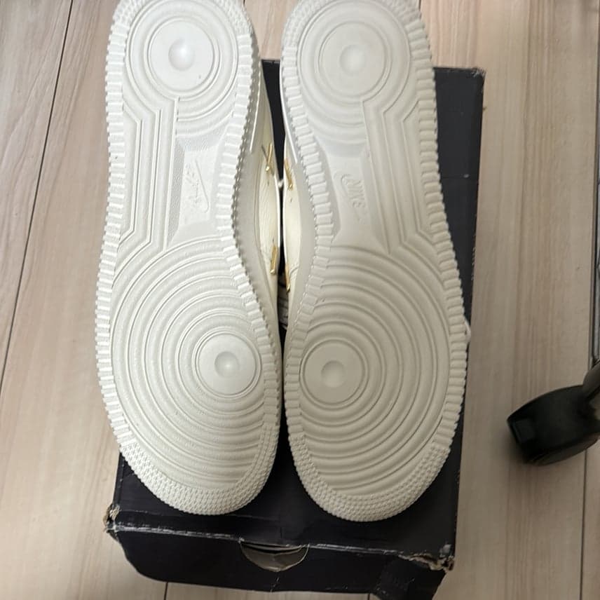 Nike Women's Air Force 1 '07 LX　23.5cｍ　白