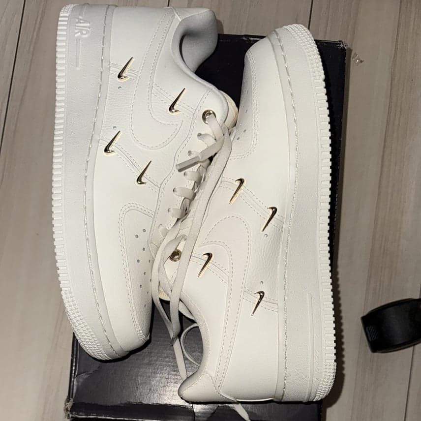 Nike Women's Air Force 1 '07 LX　23.5cｍ　白