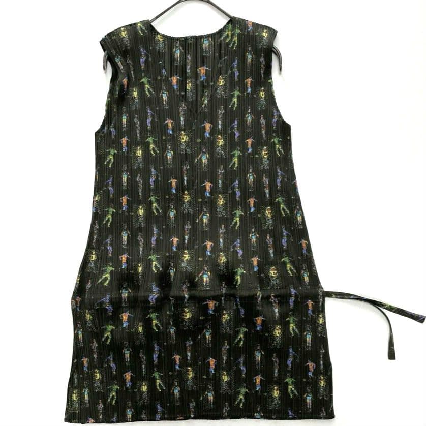 プリーツプリーズ スポーツ柄　ノースリーブチュニック　サイズ4 総柄