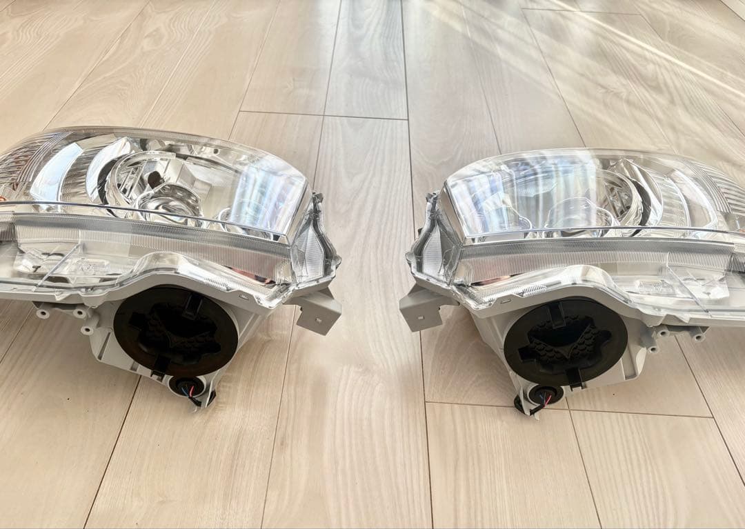 【R7/11月新車外し】トヨタハイエース　純正標準LEDヘッドランプ
