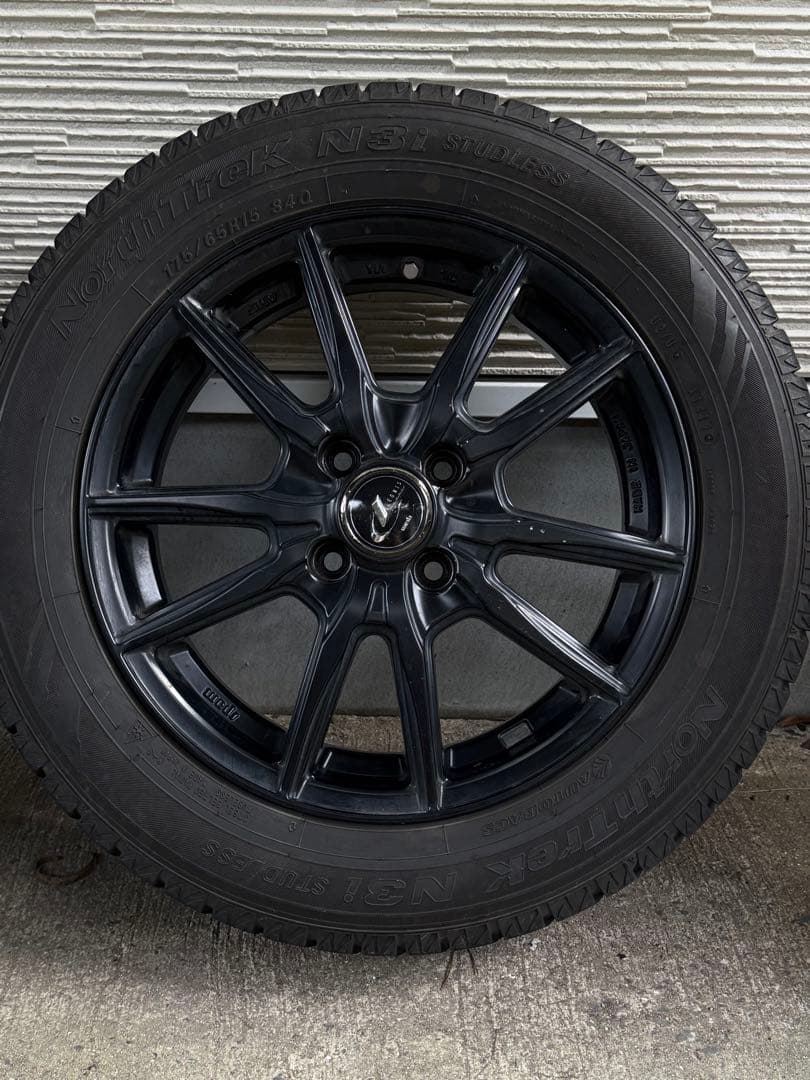 R♡ アクア　スタッドレスタイヤ　175/65R15