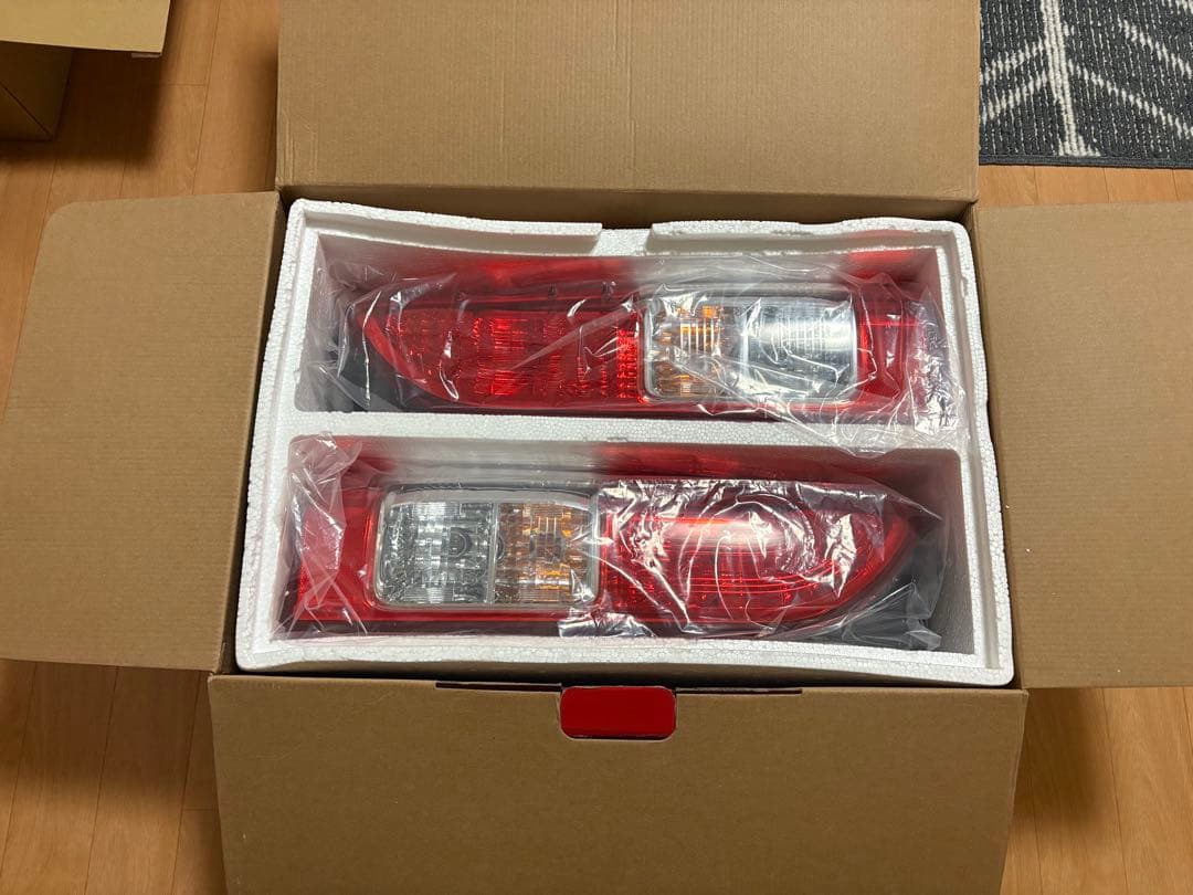 ハイエース　純正テールランプ 2個セット