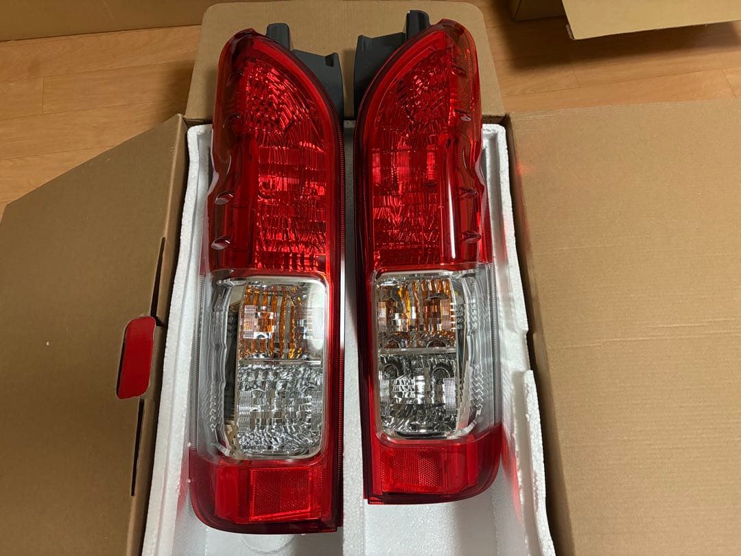 ハイエース　純正テールランプ 2個セット