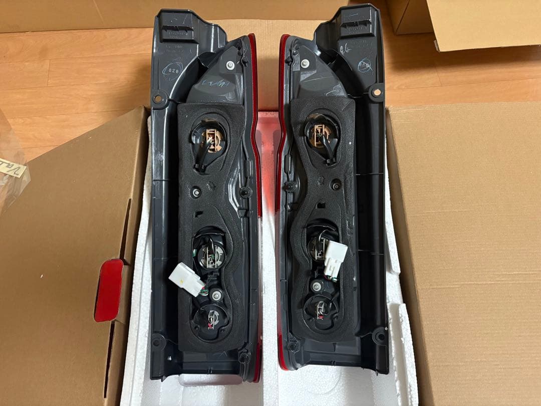 ハイエース　純正テールランプ 2個セット