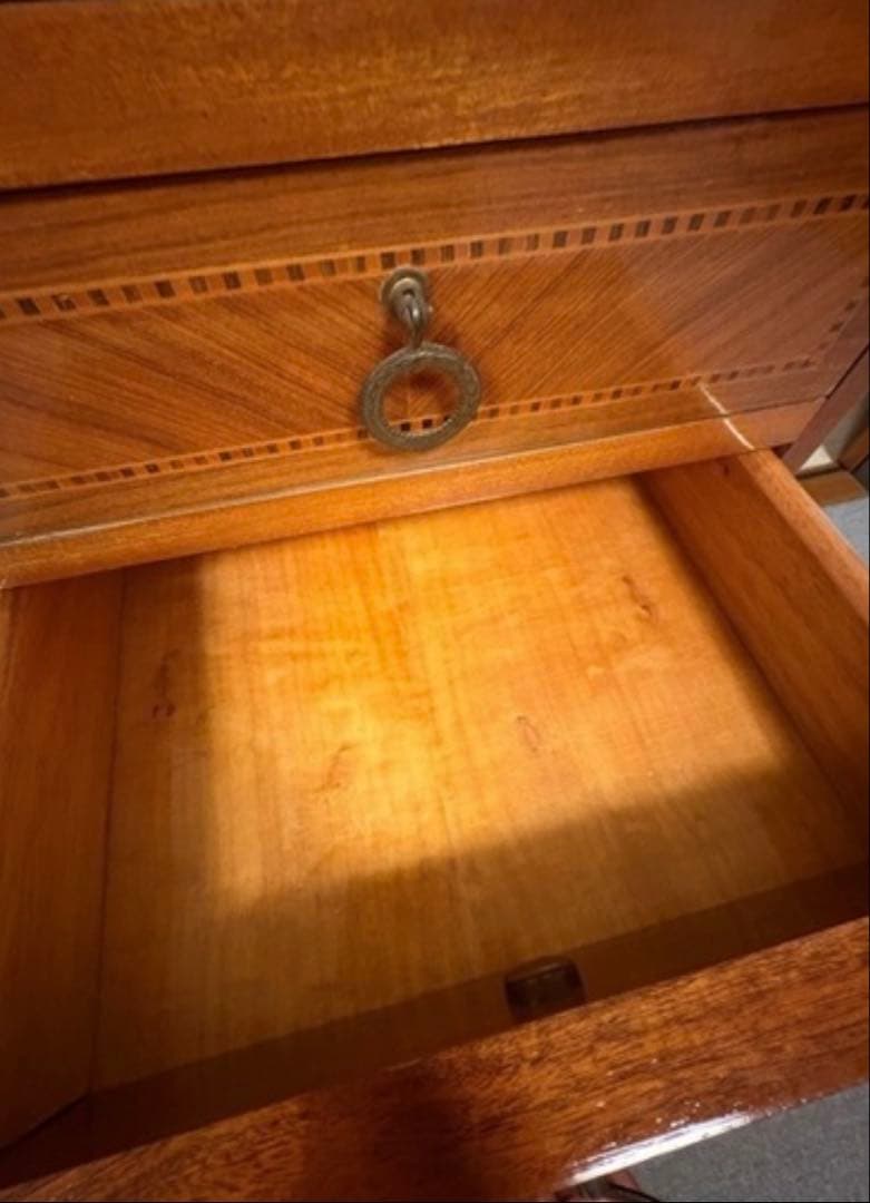 木製ヘリンボーンパターンチェスト