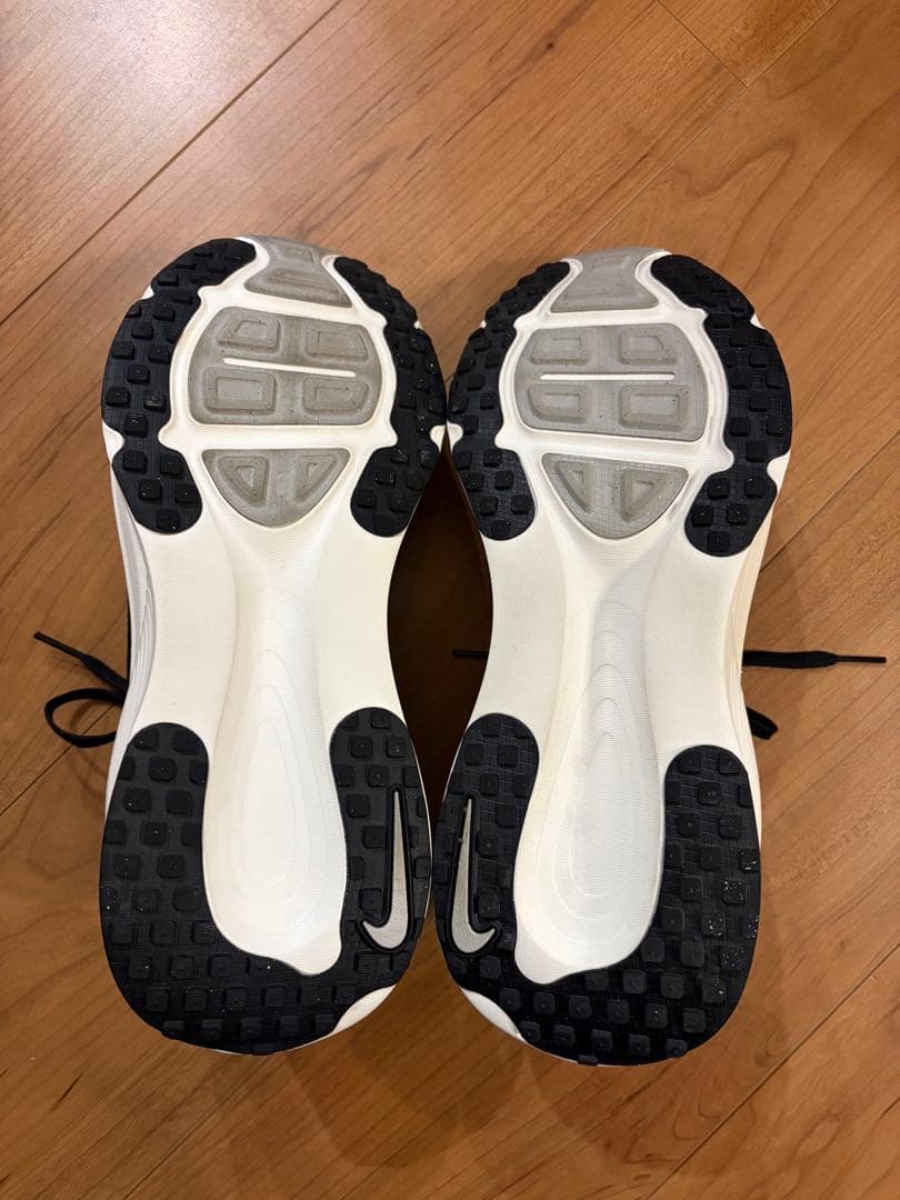 ナイキ　ボメロ18ワイド　27.0cm