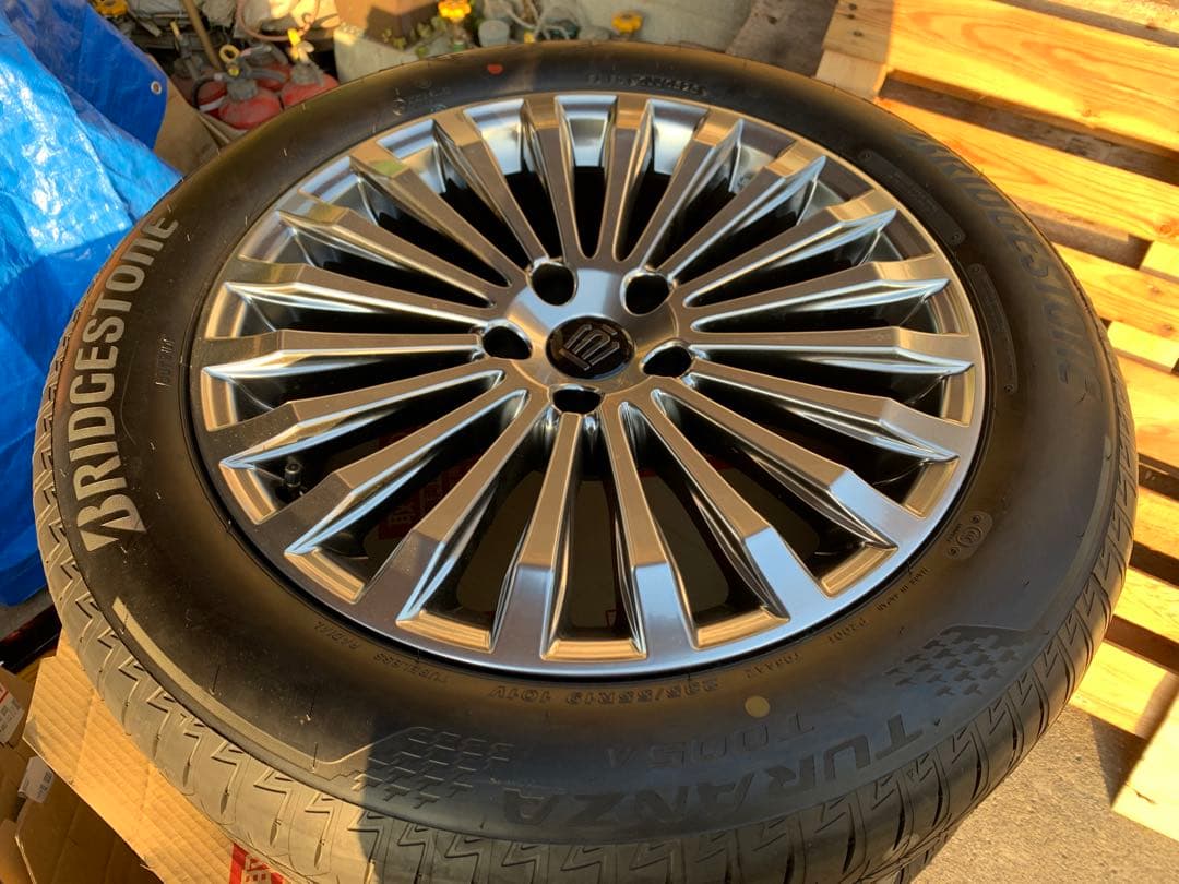 新車外し　トヨタ・新型クラウンセダン　純正19インチタイヤ　ホイール　セット