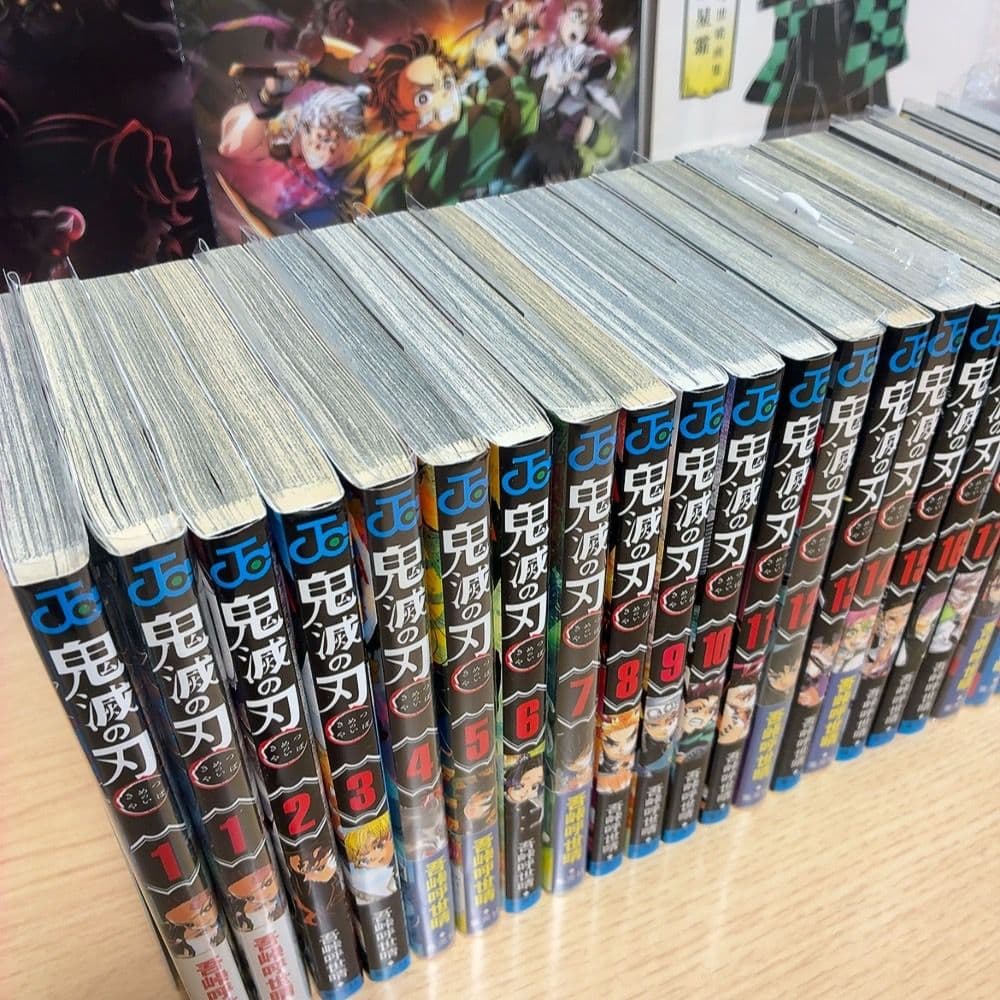 【全巻初版】鬼滅の刃 1巻～23巻セット【特装版付き】関連書籍など全35冊
