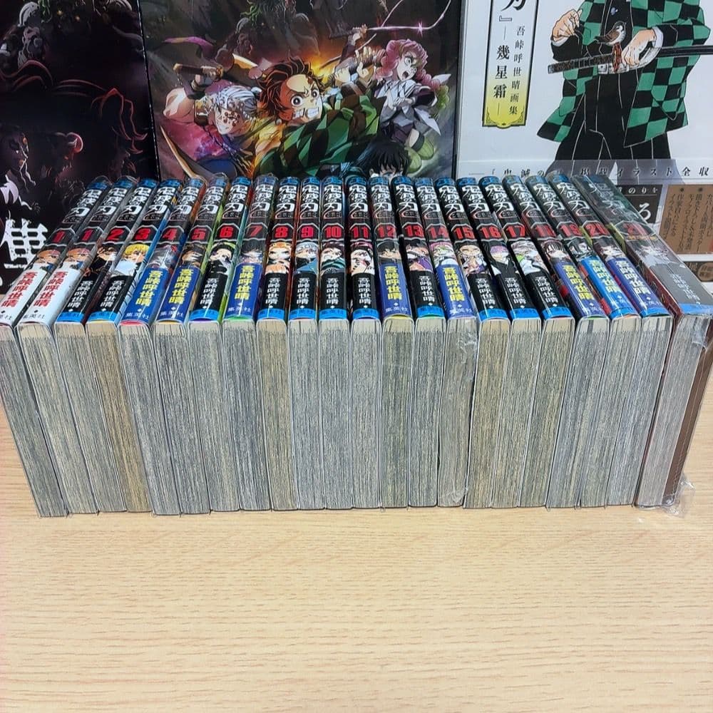 【全巻初版】鬼滅の刃 1巻～23巻セット【特装版付き】関連書籍など全35冊