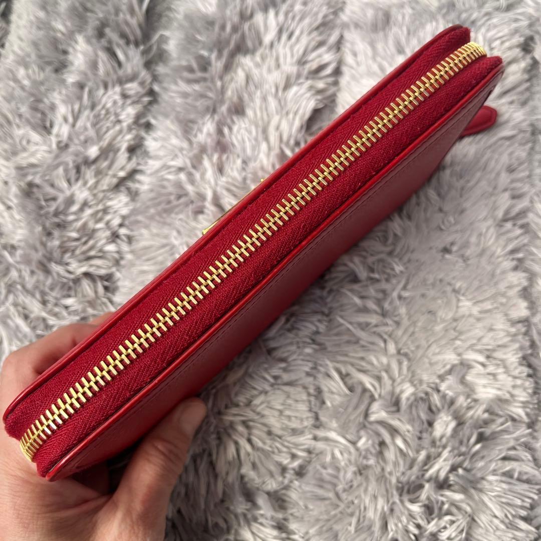 極美品✨PRADA ラウンドファスナー　三角ロゴ　シボレザー　レッド　レディース