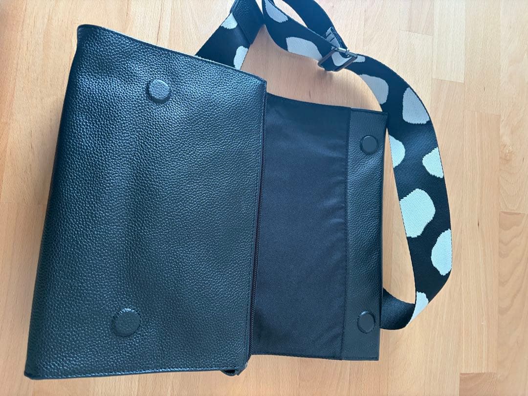 イアパピヨネ　柄ワイドテープショルダーバッグ　ブラック　新品