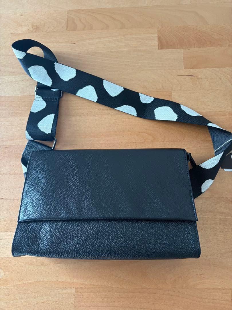 イアパピヨネ　柄ワイドテープショルダーバッグ　ブラック　新品