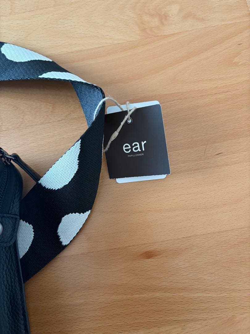 イアパピヨネ　柄ワイドテープショルダーバッグ　ブラック　新品