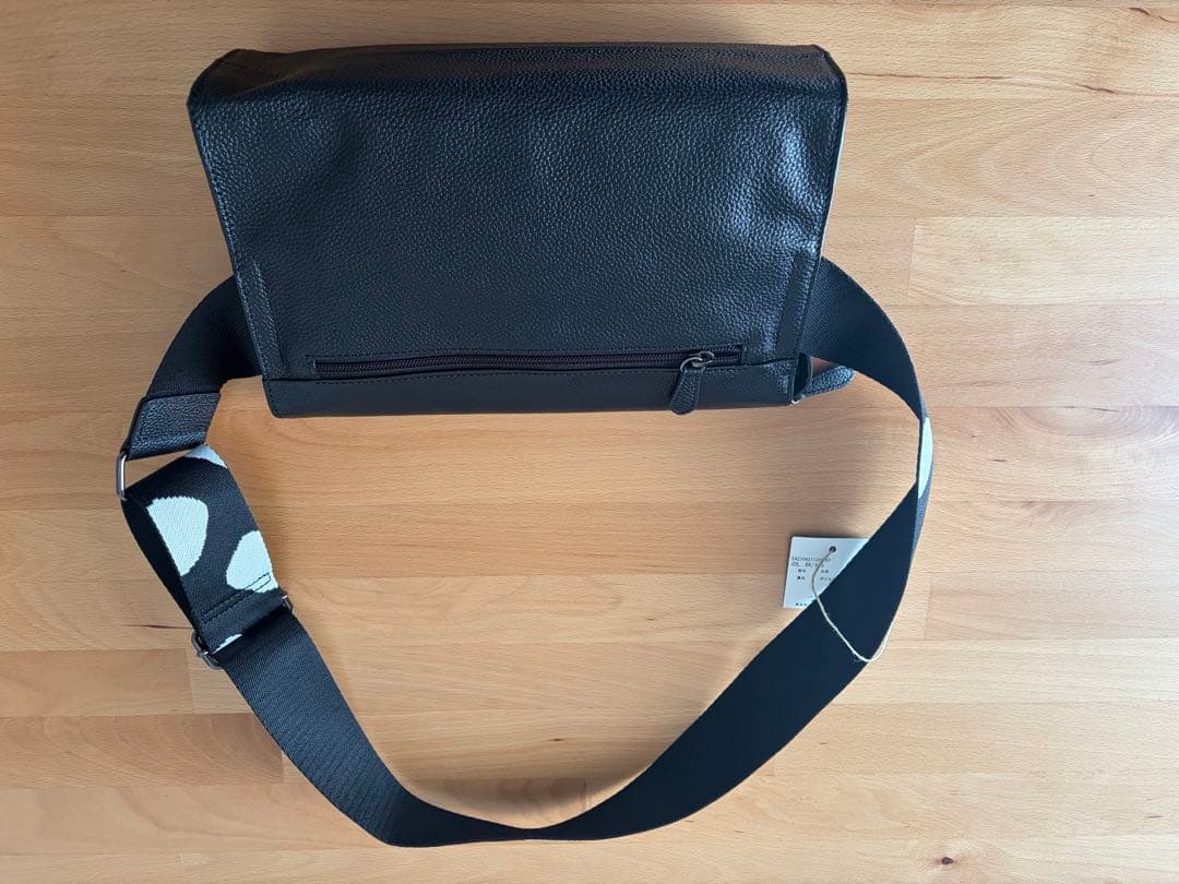 イアパピヨネ　柄ワイドテープショルダーバッグ　ブラック　新品