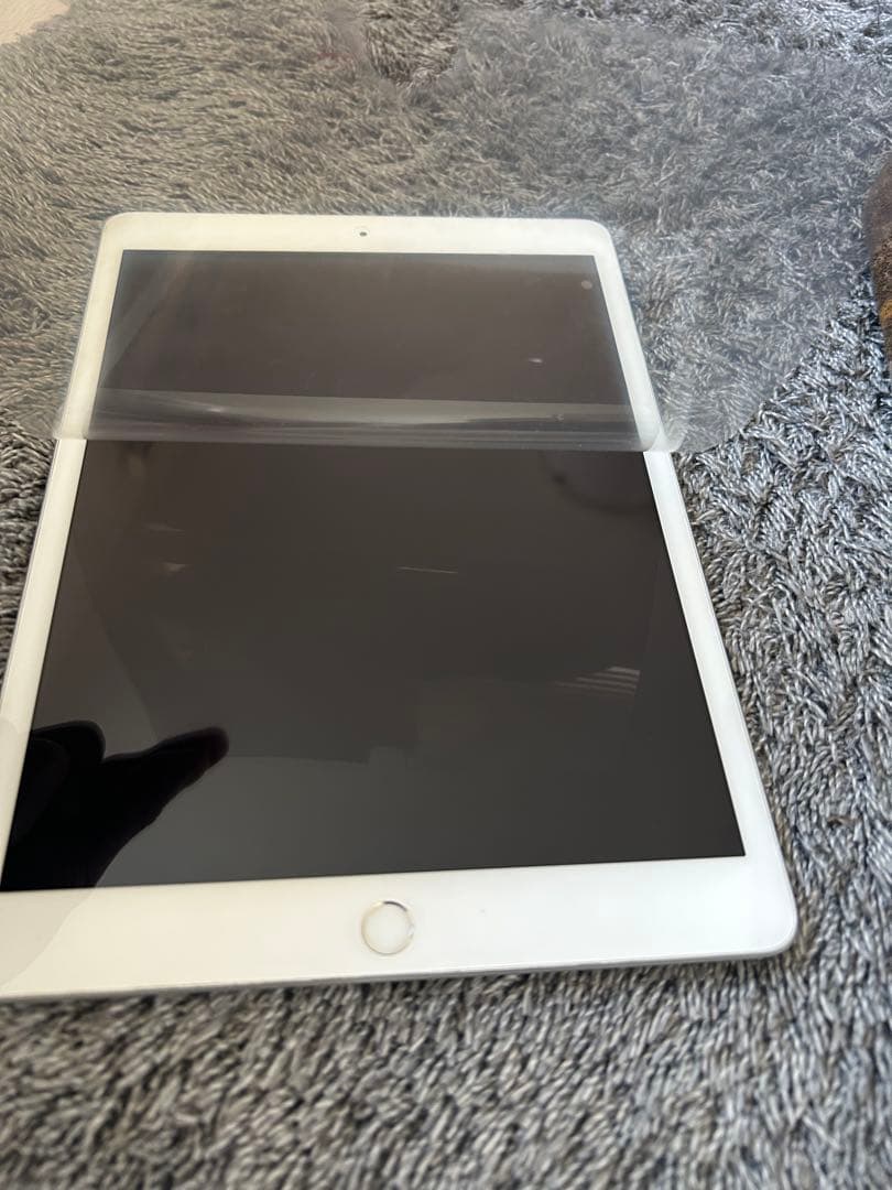 Apple iPad シルバー 本体　第7世代　32GB Wi-Fiモデル