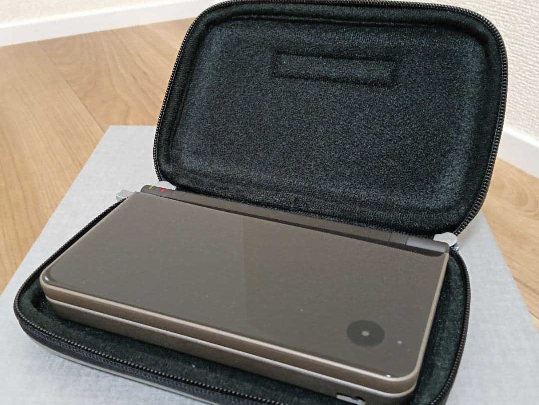 【美品】ニンテンドーDSi LLブラック 本体（純正ケース付き）