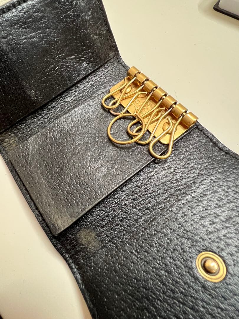 GUCCI グッチ　ブラックレザーキーケース 蜂モチーフ