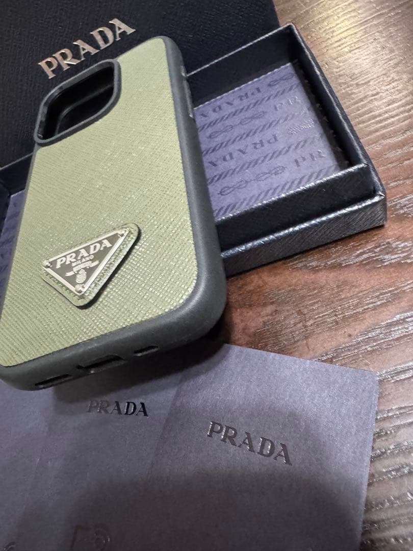 ほぼ新品★PRADA iPhone 15 Pro ケース オリーブグリーン正規品