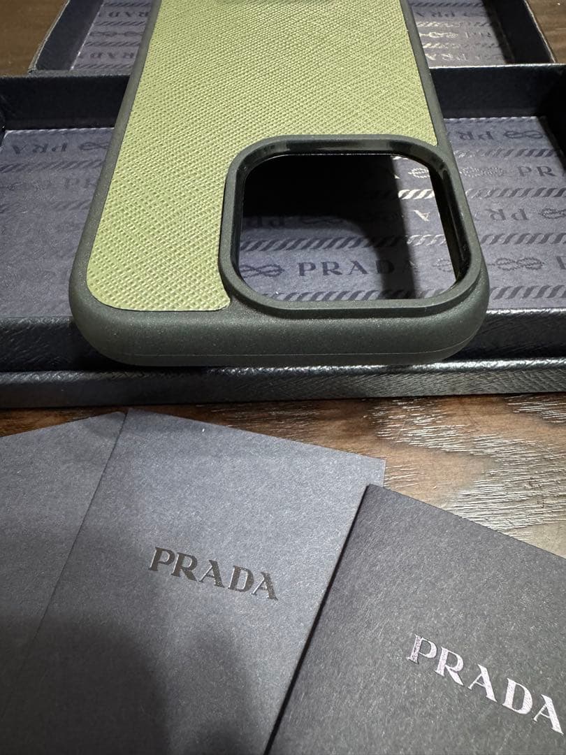 ほぼ新品★PRADA iPhone 15 Pro ケース オリーブグリーン正規品