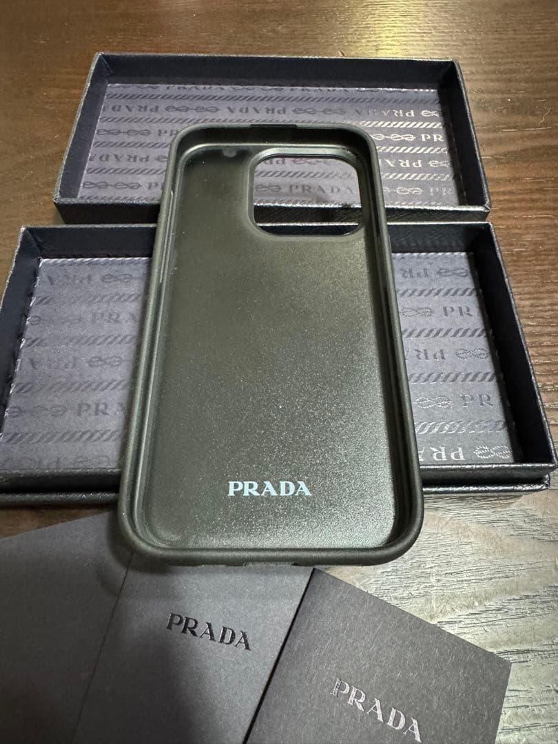 ほぼ新品★PRADA iPhone 15 Pro ケース オリーブグリーン正規品
