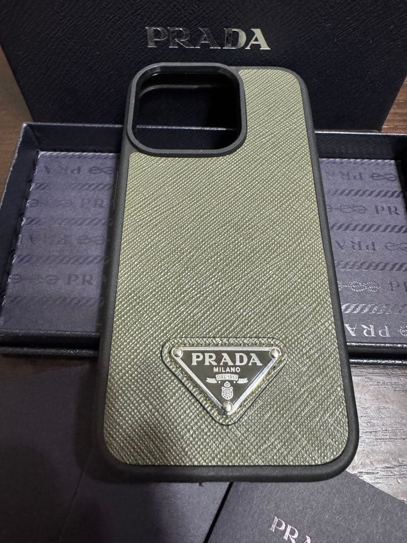ほぼ新品★PRADA iPhone 15 Pro ケース オリーブグリーン正規品