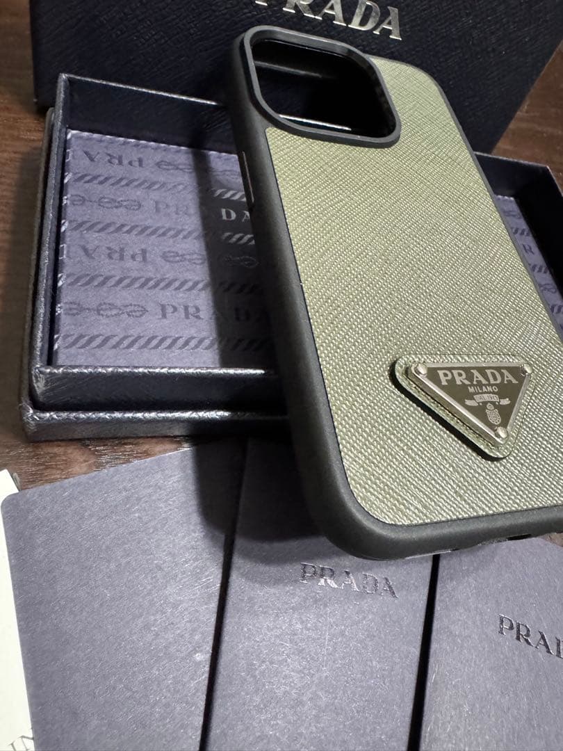 ほぼ新品★PRADA iPhone 15 Pro ケース オリーブグリーン正規品