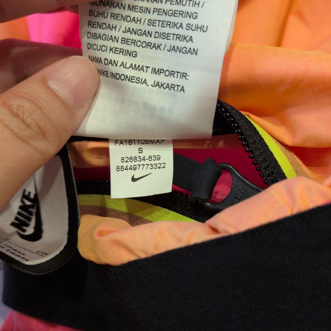 ☆美品☆NIKE ウインドランナー S 定価3万8500円 826834-639